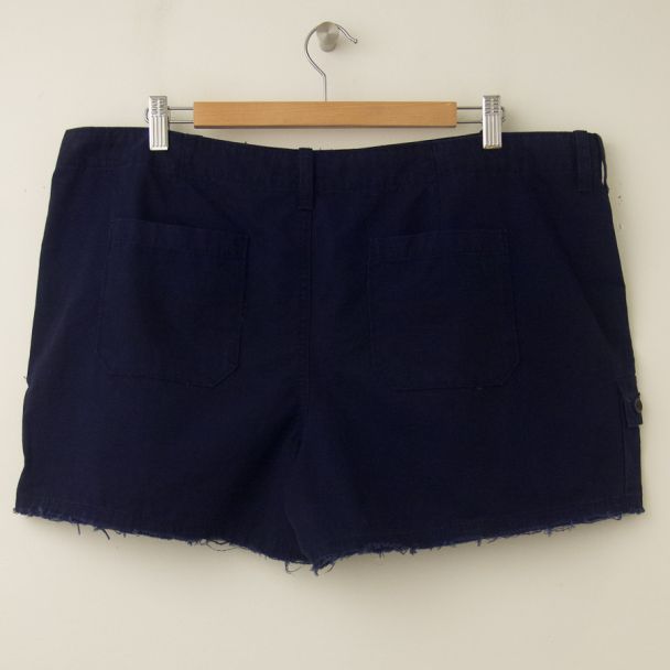 NEW Gap Women's Frayed Cargo Shorts in Navy Uniform (back)