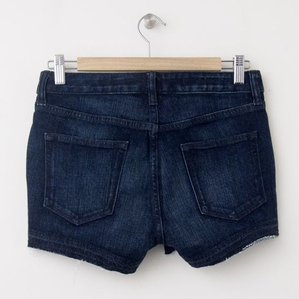 NEW Gap 1969 Raw-Edge Maddie Slim Cut-Off Denim Shorts in Langer Wash (back)