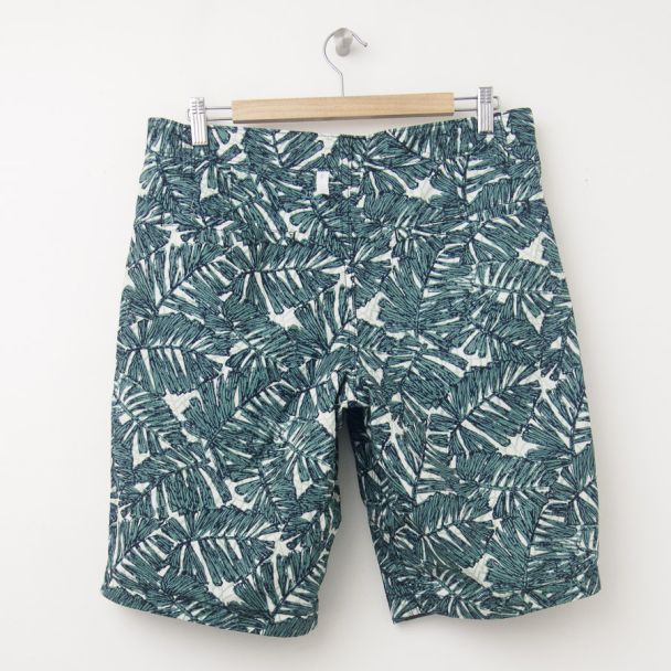 NEW Gap Reversible Print Chambray Shorts (11") in Floral Print (back)