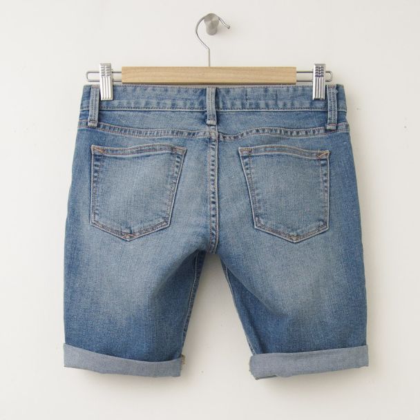 NEW Gap 1969 Skinny Bermuda Denim Shorts in Drift Wash (back)